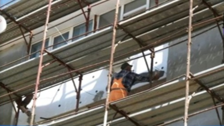 Reabilitarea care distruge case. Apartamente inundate si geamuri care nu se inchid Imagine