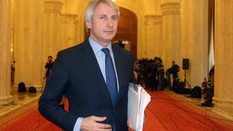 Reactia ministrului Teodorovici, dupa ce Traian Basescu l-a facut „dandy” si „discotecar” Imagine