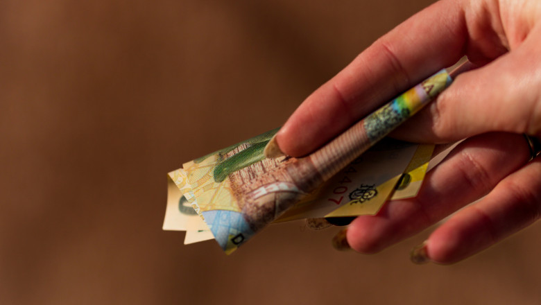 Reactia romanilor la recomandarea Bancii Centrale Europene de a pastra bani cash in casa. Economist: Numerarul este sfant Imagine