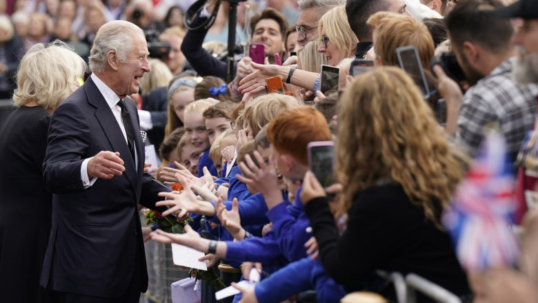 Reactia surprinzatoare a regelui Charles cand un britanic ii cere sa iasa la o bere impreuna. Imaginile au ajuns virale Imagine