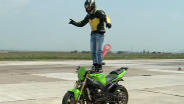 Rebeli cu o cauza. Pilotul Vali Porcisteanu si cascadorul Lamaie au facut spectacol la Aeroportul Iasi Imagine