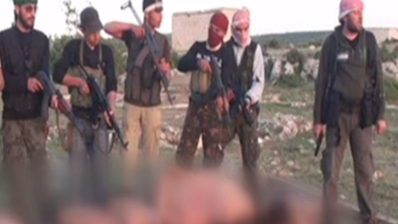 Rebelii sirieni au fost filmati in timp ce executa soldati fideli regimului Assad Imagine