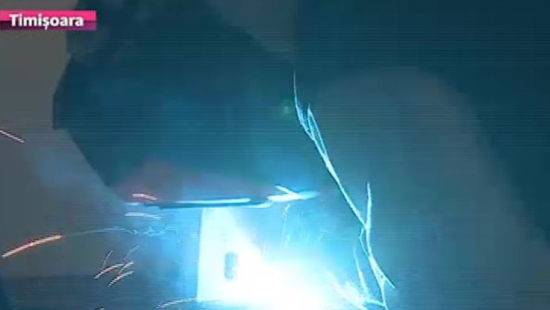 Recalificarea profesionala, sansa la un loc de munca. Printre cursantii Scolii de sudura din Arad se numara fosti si actuali studenti  Imagine