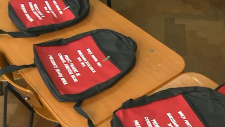 Rechizite cu mesaj politic. Elevii din Bacau au primit ghiozdane cu fotografia sefului CJ Imagine