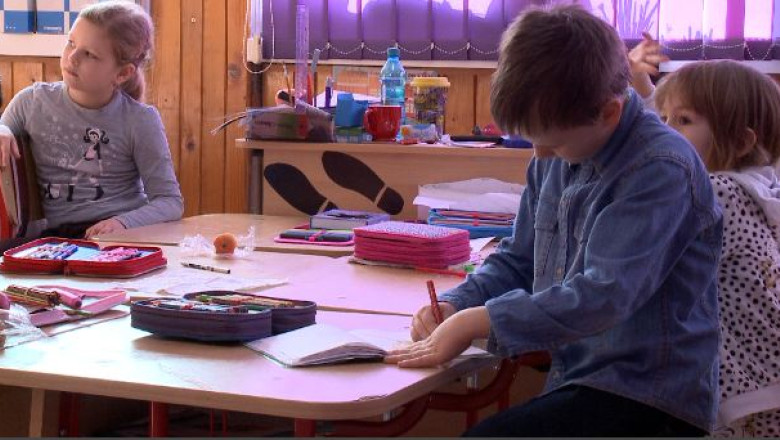 Rechizite pentru copiii din familiile defavorizate Imagine