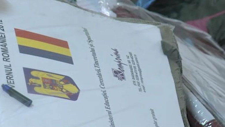 Rechizitele nevoiasilor zac in depozit. Care este explicatia Imagine