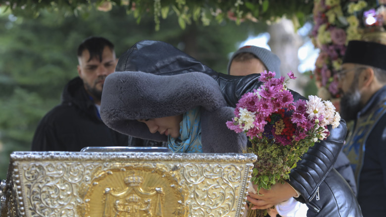 Record de pelerini la Iasi si cozi uriase la racla Sfintei Parascheva. Mii de credinciosi au format un rand de patru kilometri Imagine