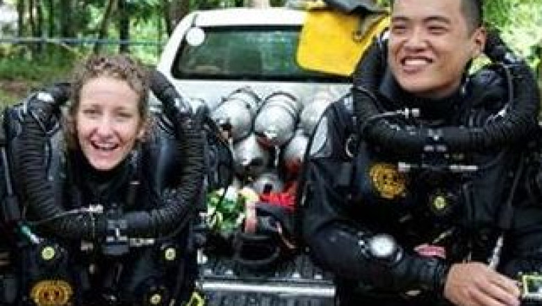 RECORD. O americanca si un japonez s-au casatorit la 130 de metri adancime, intr-un lac din Thailanda Imagine