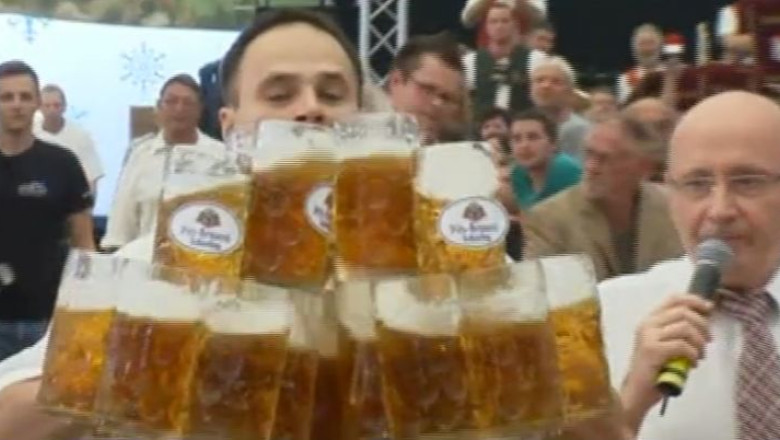 RECORD. Un german a carat 27 de halbe de bere in acelasi timp Imagine