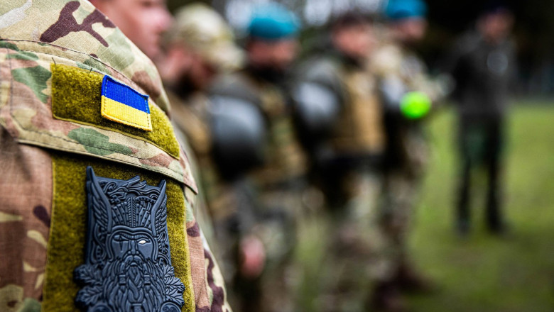Recrutii ucraineni din Marea Britanie exerseaza abilitati de lupta cu instructori norvegieni Imagine