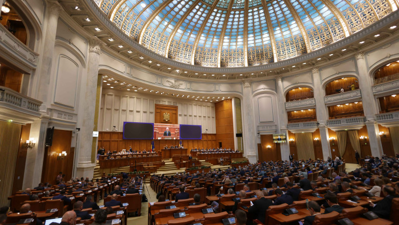 Reducerea numarului de parlamentari la 300, o promisiune veche, revine in prim-plan. UDMR se opune si ameninta cu ruperea Coalitiei Imagine