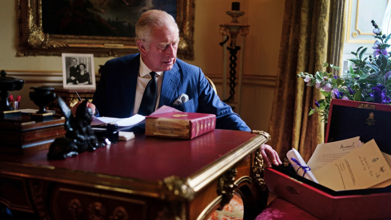 Regele Charles al III-lea, fotografiat alaturi de celebra cutie rosie. Imaginea a fost publicata de Palatul Buckingham Imagine