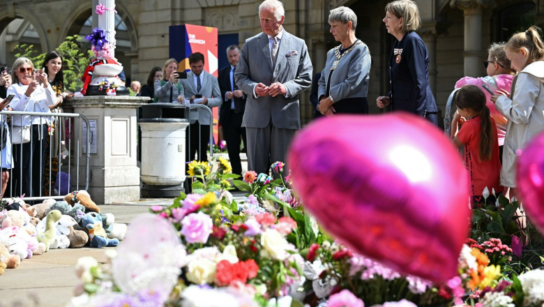Regele Charles s-a intalnit cu familiile si supravietuitorii din Southport, la trei saptamani dupa atacul in care au fost ucise 3 fete Imagine