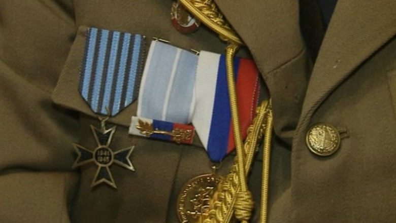 Regele Mihai, felicitat de ziua lui de un coleg. "Se spala cu apa rece pana la brau, dupa aceea isi facea pantofii cum ne faceam si noi" Imagine