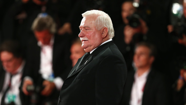 Regele Mihai l-a decorat pe Lech Walesa cu Ordinul „Coroana Romaniei” in Grad de Mare Cruce Imagine