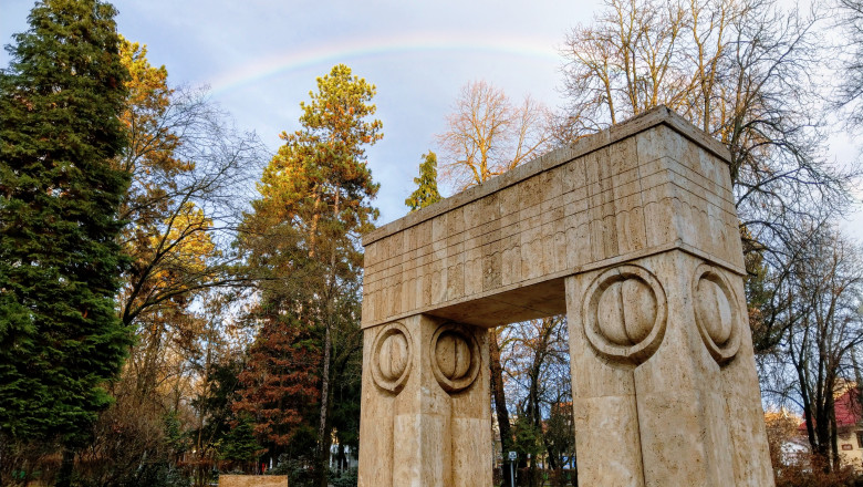 Reguli noi pentru casatoriile la Poarta Sarutului. Ce trebuie sa stie viitorii miri Imagine