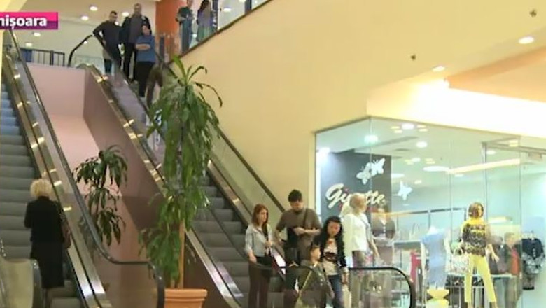 Relaxare intr-o zi libera: mall versus iarba verde Imagine