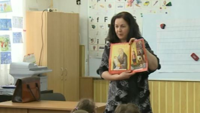 Religia, o materie optionala doar pe hartie. Elevii de alte confesiuni sunt obligati sa asiste la curs Imagine