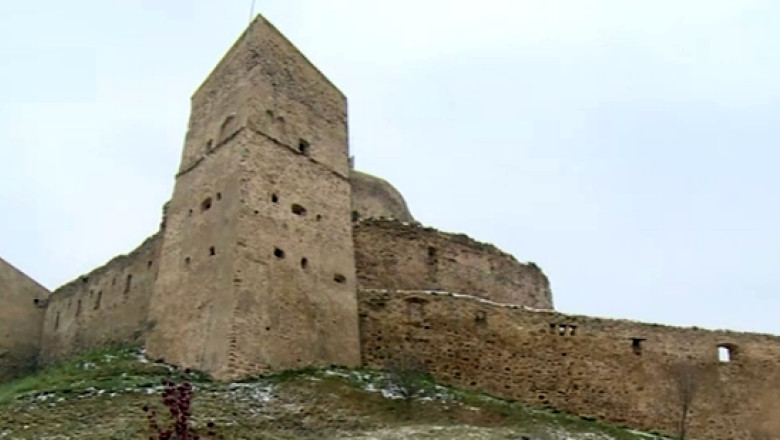 Renascuta din propriile ruine, cetatea medievala de la Rupea aduce profit peste asteptari. 600 de turisti o viziteaza zilnic Imagine