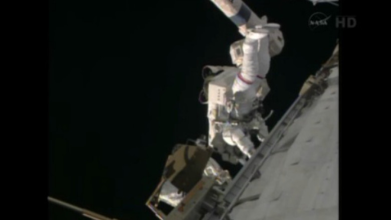 Reparatii la Statia Spatiala. Doi astronauti au iesit in spatiu pentru a inlocui o pompa defecta Imagine
