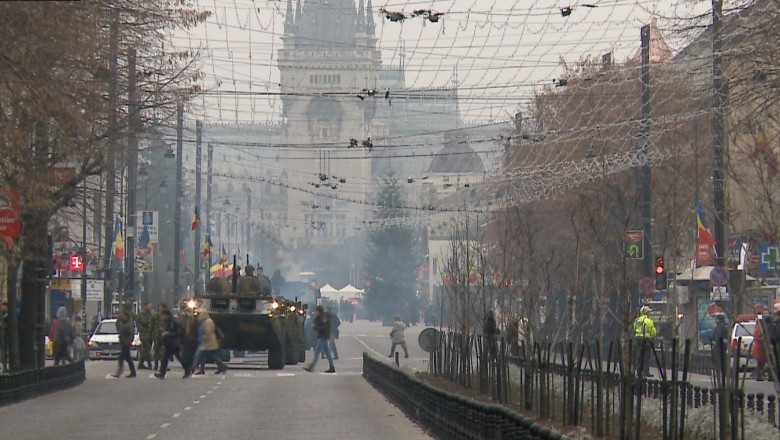 Repetitie de Ziua Nationala, in Piata Unirii. Pentru prima data, au fost scoase transportatoarele blindate ale Armatei Imagine