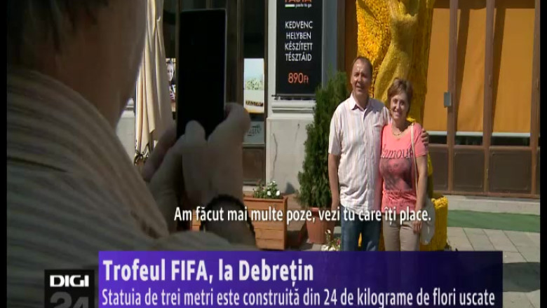 Replica alcatuita din flori a trofeului Cupei Mondiale se afla in orasul maghiar Debretin Imagine