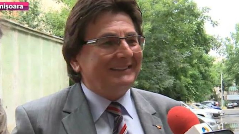 Replica primarului dupa scena cu constructorul coborat in tub, legat cu franghii de picioare Imagine