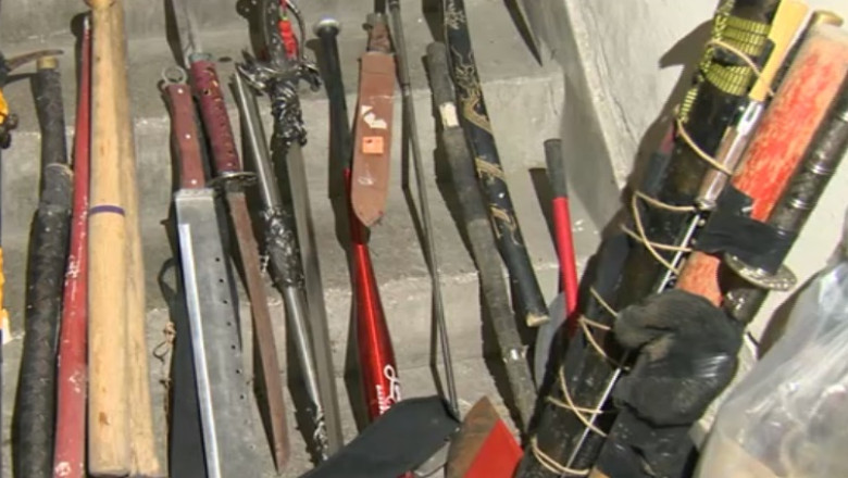 REPORTAJ - in depozitele politiei. Armele interlopilor ar putea dota o armata intreaga Imagine