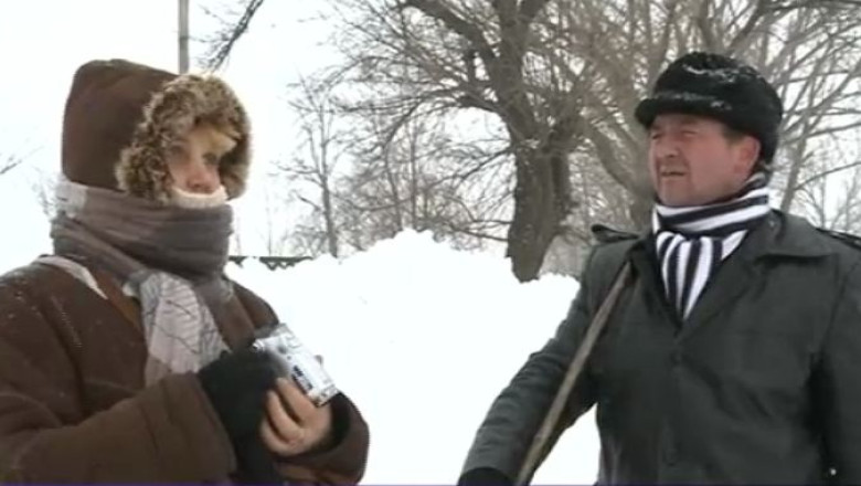 REPORTAJ. La Ramnicu Sarat oamenii fac naveta 10 kilometri, pe jos, cu mancare dupa ei Imagine