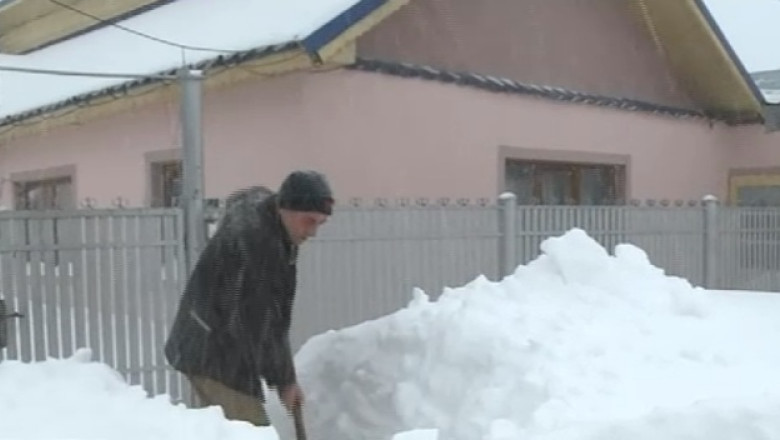 REPORTAJ. La Ramnicu Sarat, oamenii sapa tuneluri prin zapada pentru a iesi din curti Imagine