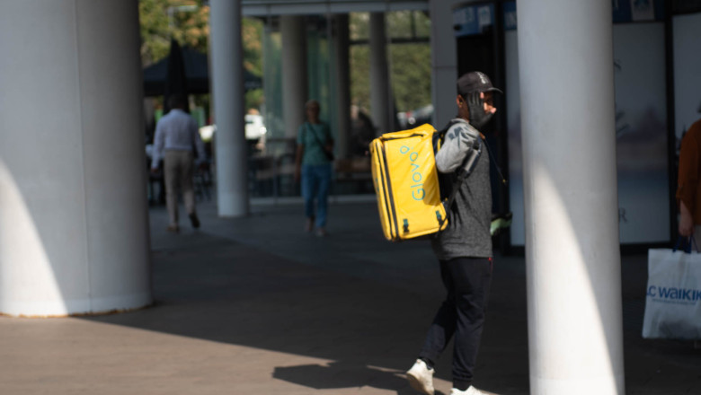 REPORTAJ. „Muncim si 13 ore pe zi pentru 1.500 de lei pe luna”. Cum traiesc in Romania livratorii asiatici care-ti aduc mancarea la usa Imagine