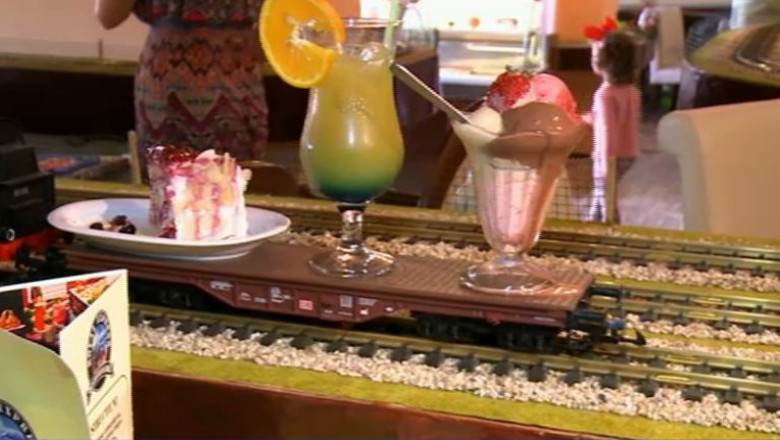 Restaurante inedite: chelneri inlocuiti cu trenuri de jucarie sau meniuri aduse in geamantan Imagine