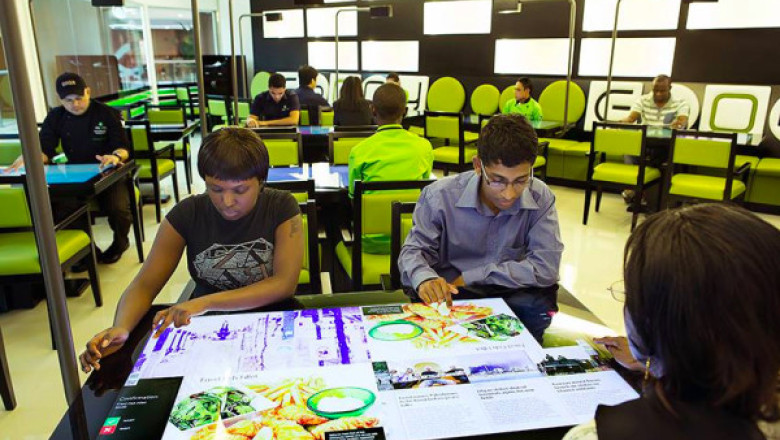 Restaurantul cu mese interactive. Clientii pot urmari cum le este gatita mancarea si intra pe Facebook Imagine