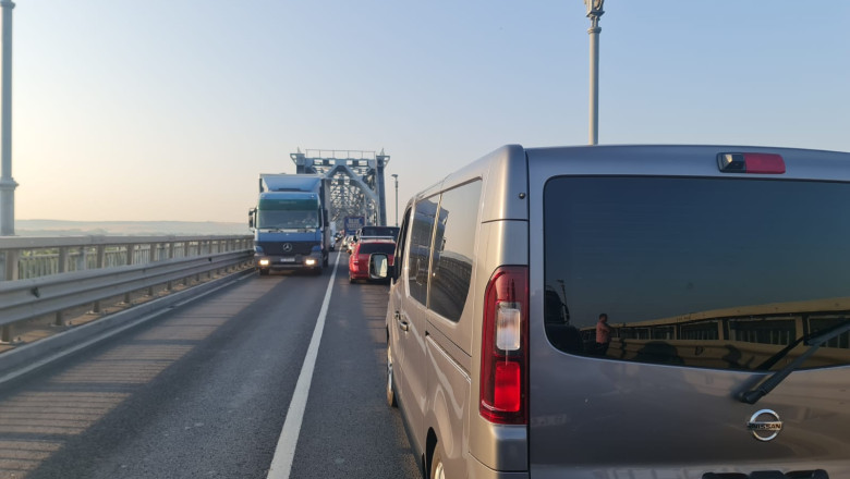 Restrictii de circulatie pe Podul Prieteniei din cauza caniculei. Masuri pentru protejarea carosabilului si siguranta rutiera Imagine