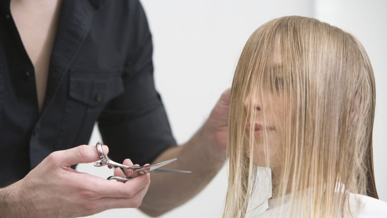 Resturile de par din saloanele de tuns, folosite in Belgia pentru protejarea mediului. Un kilogram de par absoarbe si 8 litri de petrol Imagine