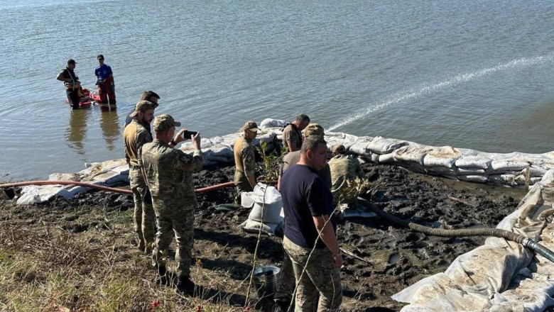 Resturile unei rachete, descoperite intr-un lac din Republica Moldova. Pirotehnistii au detonat componenta exploziva a proiectilului Imagine