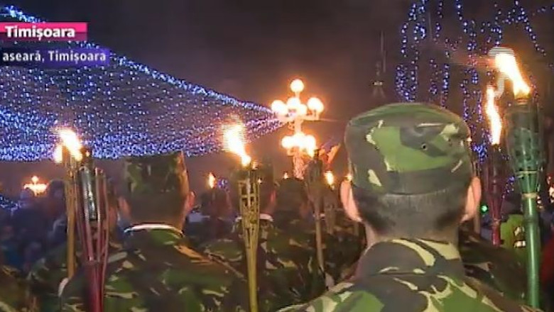 Retragerea cu torte. 50 de soldati de la Brigada 18 Infanterie Banat au marsaluit prin centrul Timisoarei Imagine
