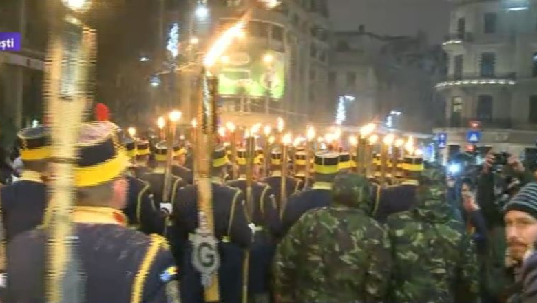 Retragerea cu torte a militarilor Imagine