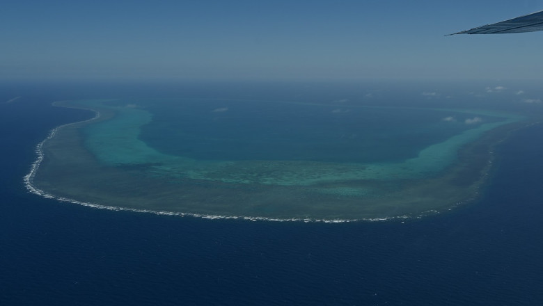 Reuters: Imagini din satelit arata o bariera intinsa de Beijing in zona Marii Chinei de Sud unde au loc ciocniri cu vasele filipineze Imagine