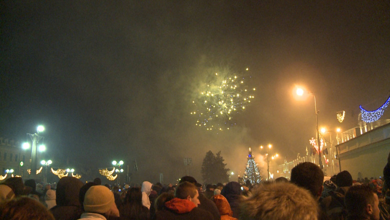 Revelion la minus 7 grade. Sute de oradeni au venit la petrecerea din centrul orasului Imagine