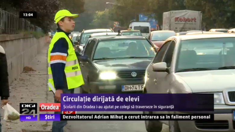 Revin patrulele scolare. Elevii de la o scoala din Oradea i-au ajutat pe colegi sa traverseze in siguranta Imagine
