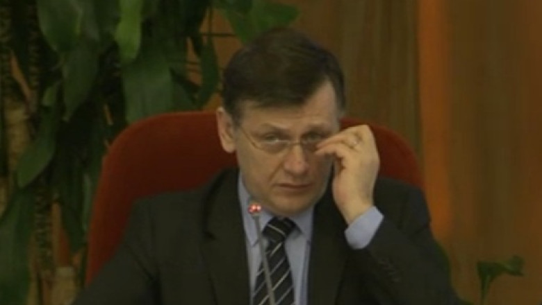 REVIZUIREA CONSTITUTIEI. Votul din Senat se amana pentru septembrie Imagine