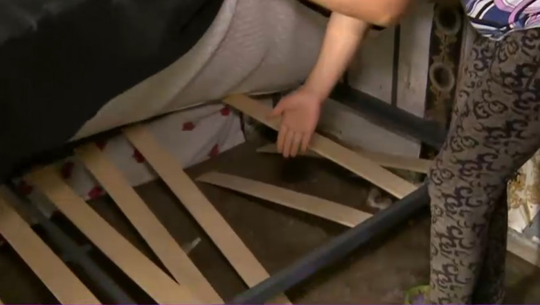 Revolta intr-o localitate maturata de inundatii. Paturi oferite de autoritati sinistratilor s-au rupt. „Nu ne-a mai ramas nimic” Imagine