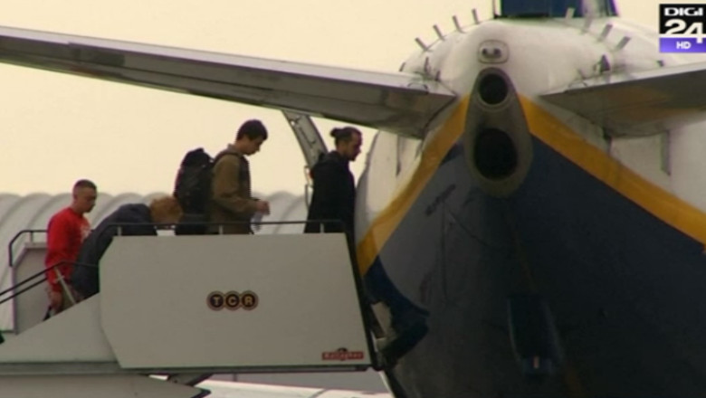 Revolta la bordul unui avion. Pasagerii s-au enervat, dupa ce doi politicieni au intarziat decolarea aeronavei Imagine