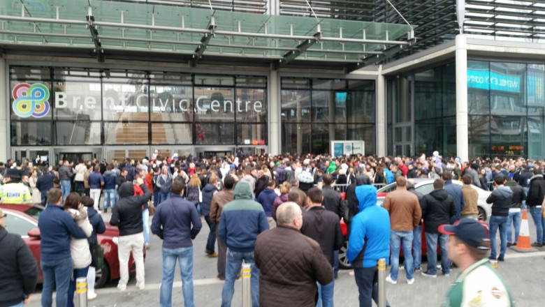 Revolta la sectiile de votare din strainatate dupa inchiderea urnelor. Gaze lacrimogene la Paris si Torino Imagine