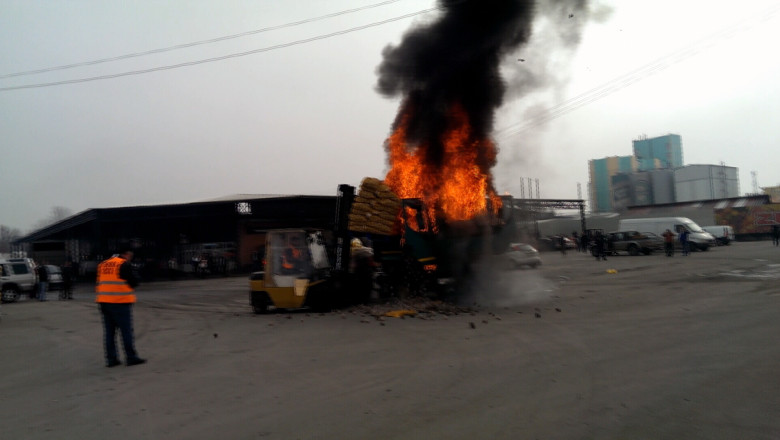 Revolta la un centru comercial din Craiova: o cabina de TIR a fost incendiata Imagine