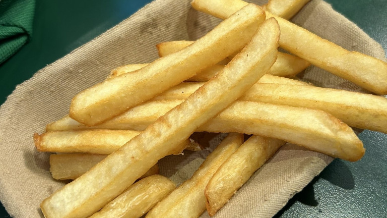 Revolta online dupa ce o femeie a postat o fotografie cu „portia” de cartofi prajiti pe care a cumparat-o cu o suma uriasa la meci Imagine