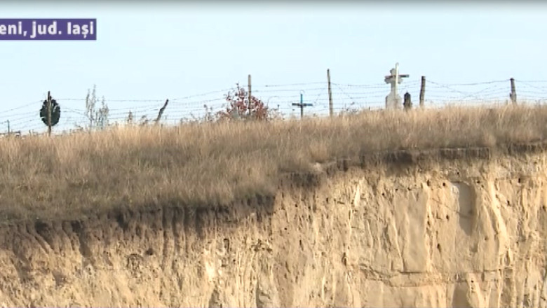 Revoltati ca li se surpa cimitirul din comuna din cauza unei exploatari Imagine