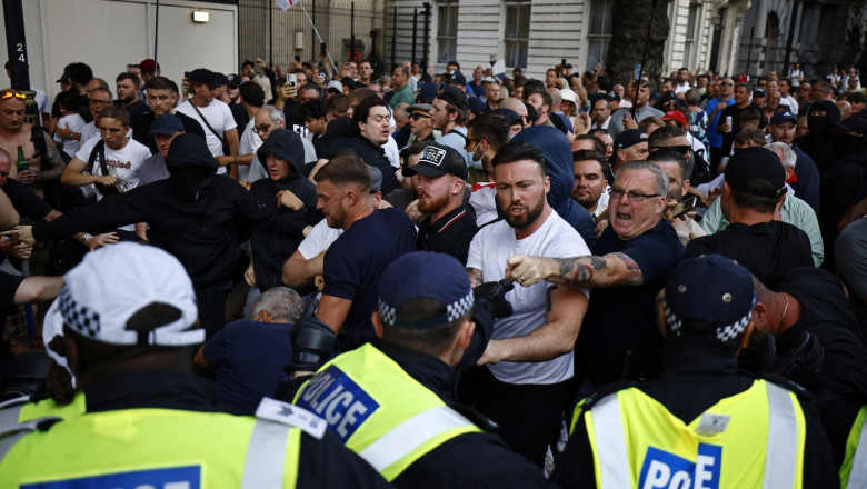 Revoltele generate de crimele din Southport au ajuns pe Downing Street. Incidente violente, in fata resedintei premierului britanic Imagine