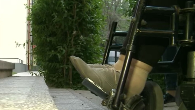 REZULTATE ALEGERI PREZIDENtIALE 2014. Cum a fost umilita o persoana cu dizabilitati, cercetator in biofizica, la sectia de votare   Imagine